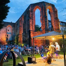 Duo Graceland im Klostergarten / Foto: © Reinfriede Scheer Duo Graceland im Klostergarten